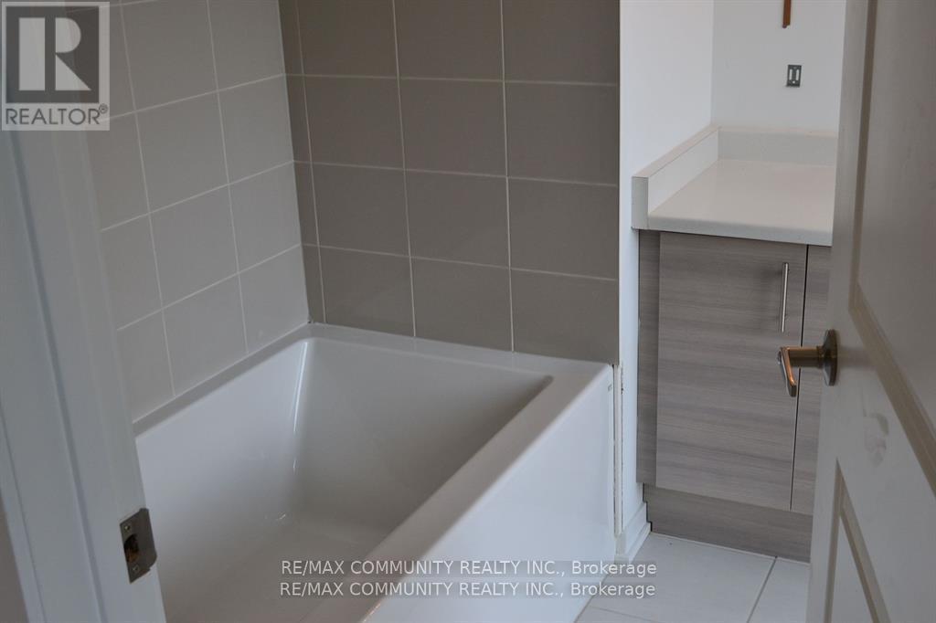 811 Stanstead Path, Oshawa, ON - Indoor Photo Showing Bathroom