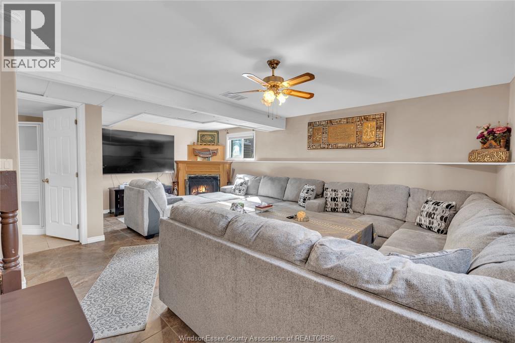 1812 Vicky Circle, Windsor, ON - Indoor Photo Showing Living Room