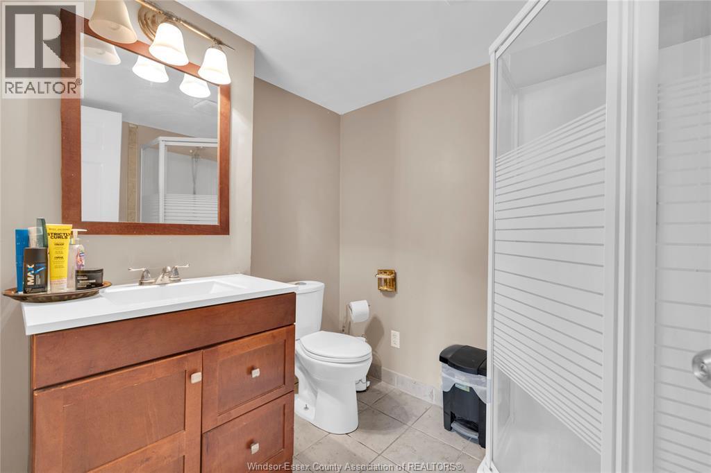 1812 Vicky Circle, Windsor, ON - Indoor Photo Showing Bathroom