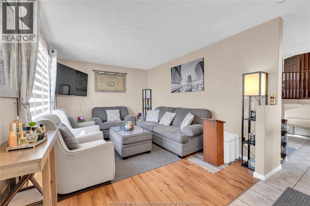 1812 Vicky Circle, Windsor, ON - Indoor Photo Showing Living Room