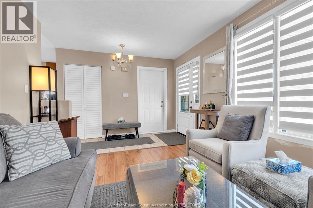 1812 Vicky Circle, Windsor, ON - Indoor Photo Showing Living Room