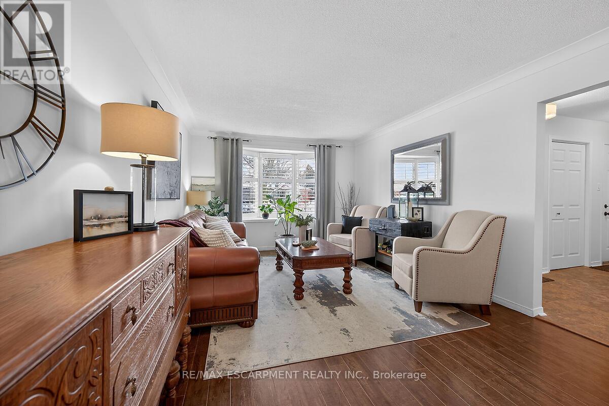 8316 Twenty Road E, Hamilton, ON - Indoor Photo Showing Living Room