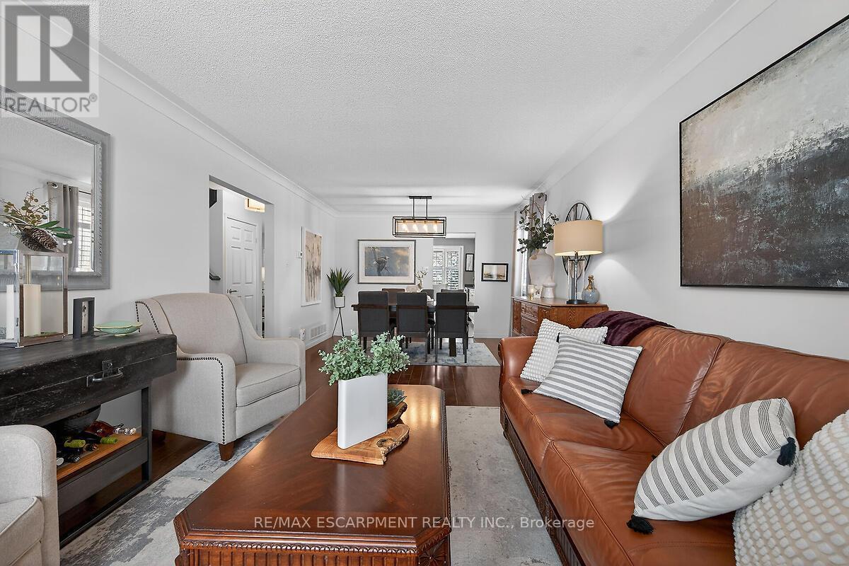 8316 Twenty Road E, Hamilton, ON - Indoor Photo Showing Living Room