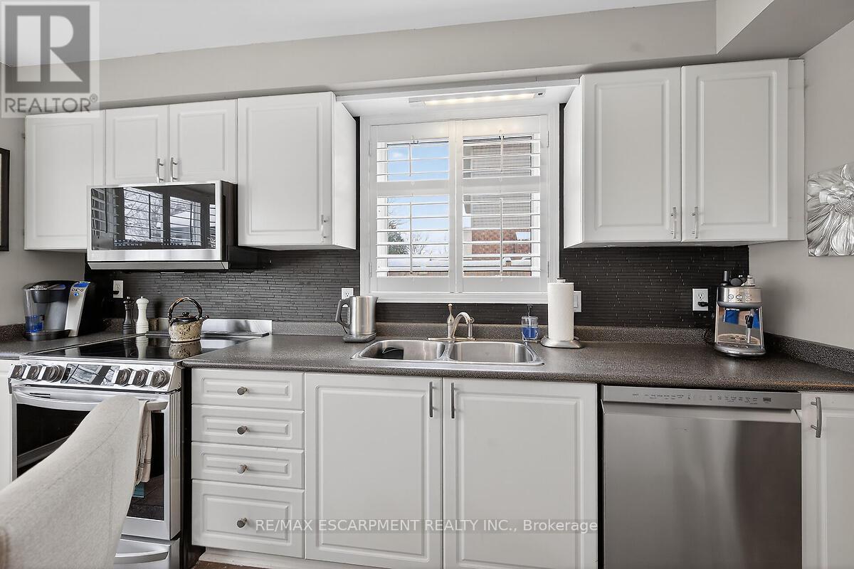 8316 Twenty Road E, Hamilton, ON - Indoor Photo Showing Kitchen With Double Sink