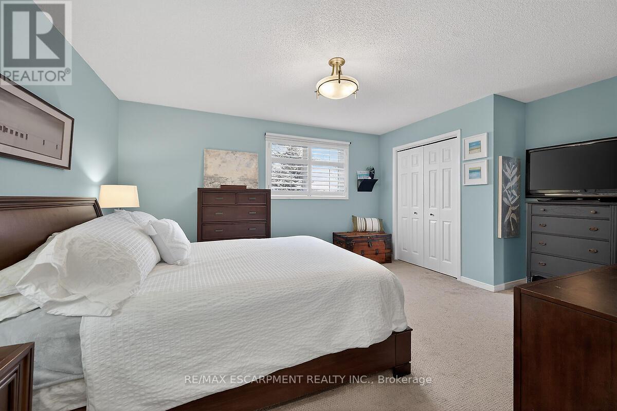 8316 Twenty Road E, Hamilton, ON - Indoor Photo Showing Bedroom