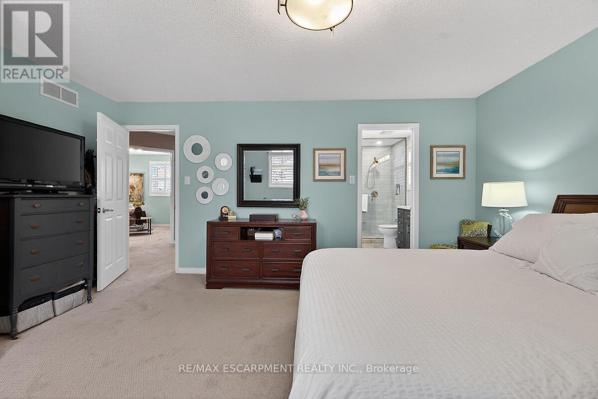 8316 Twenty Road E, Hamilton, ON - Indoor Photo Showing Bedroom