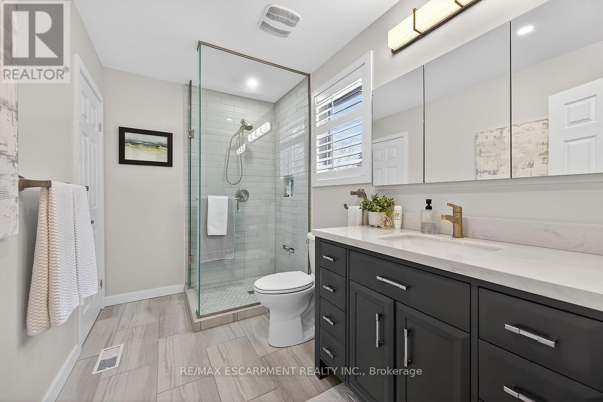 8316 Twenty Road E, Hamilton, ON - Indoor Photo Showing Bathroom