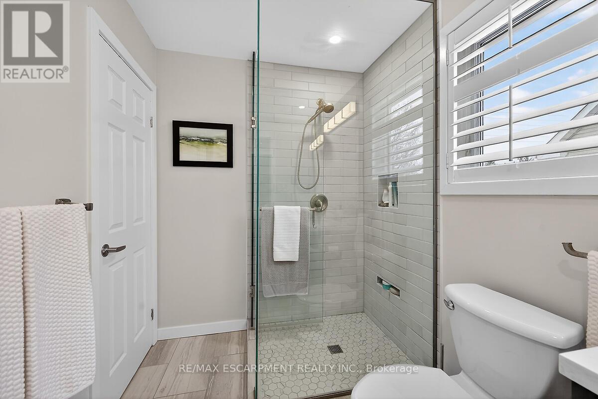 8316 Twenty Road E, Hamilton, ON - Indoor Photo Showing Bathroom