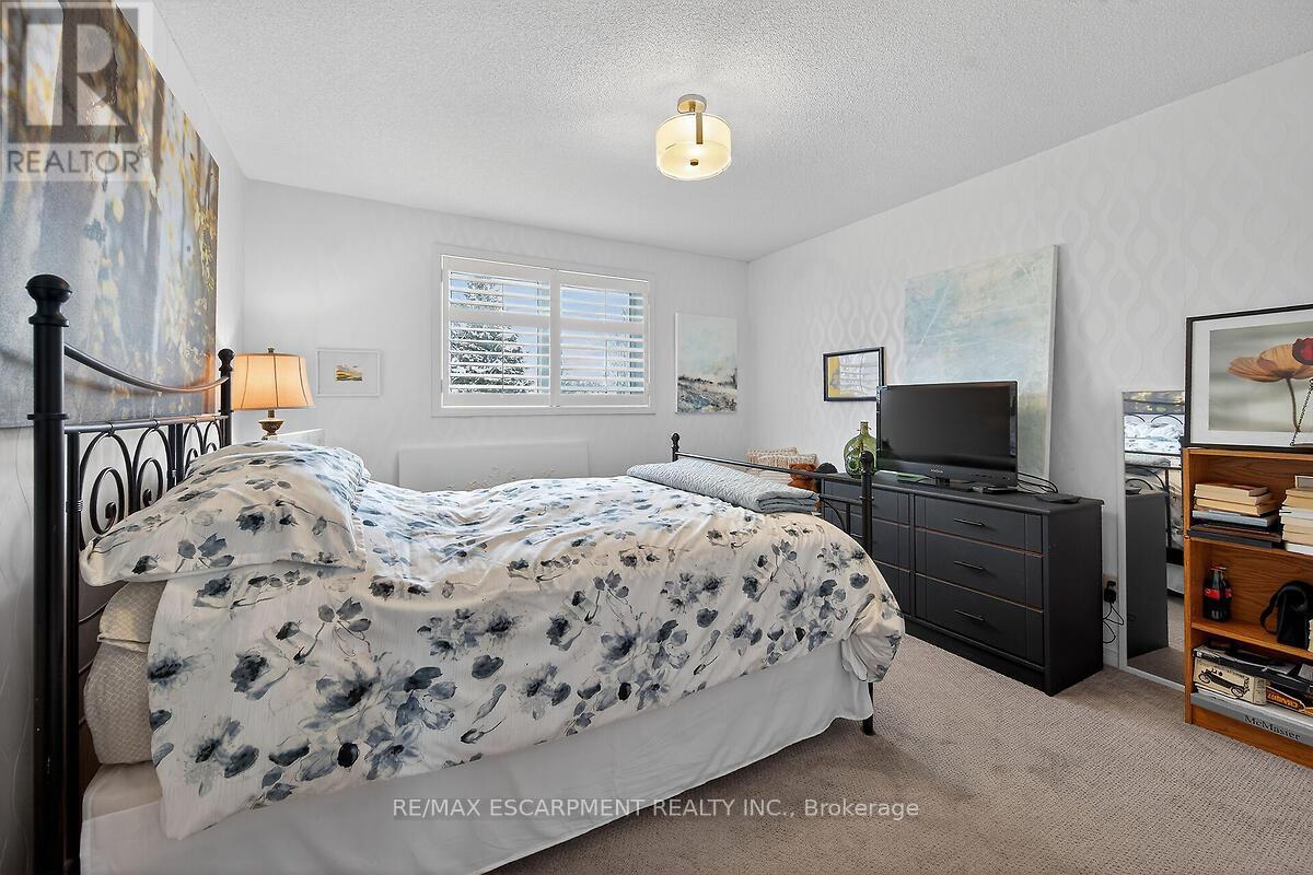 8316 Twenty Road E, Hamilton, ON - Indoor Photo Showing Bedroom