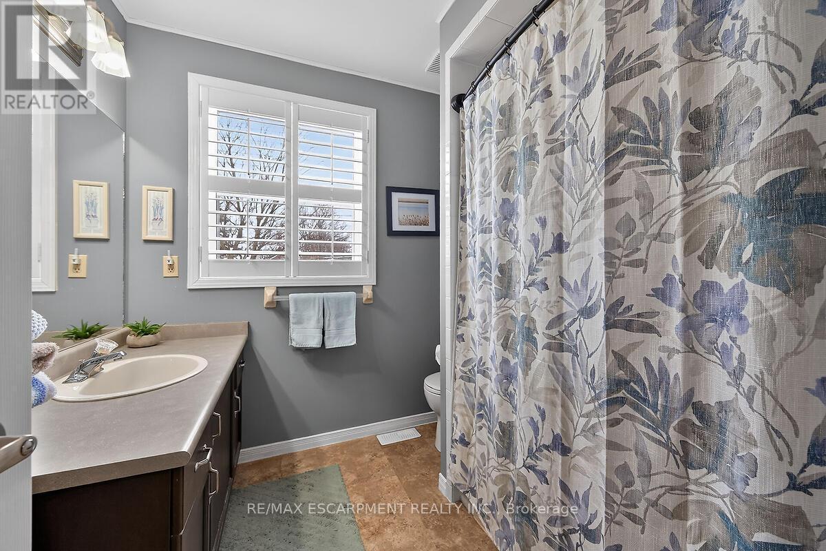 8316 Twenty Road E, Hamilton, ON - Indoor Photo Showing Bathroom