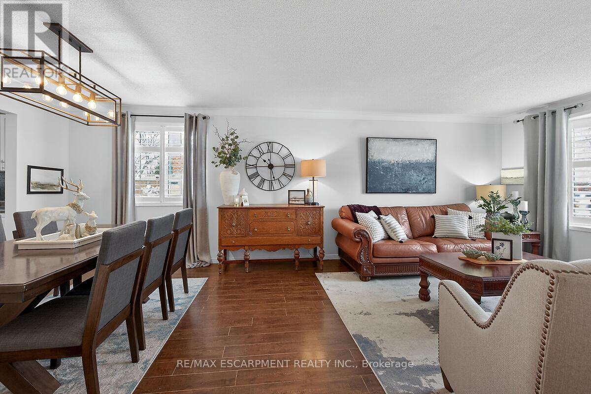8316 Twenty Road E, Hamilton, ON - Indoor Photo Showing Living Room