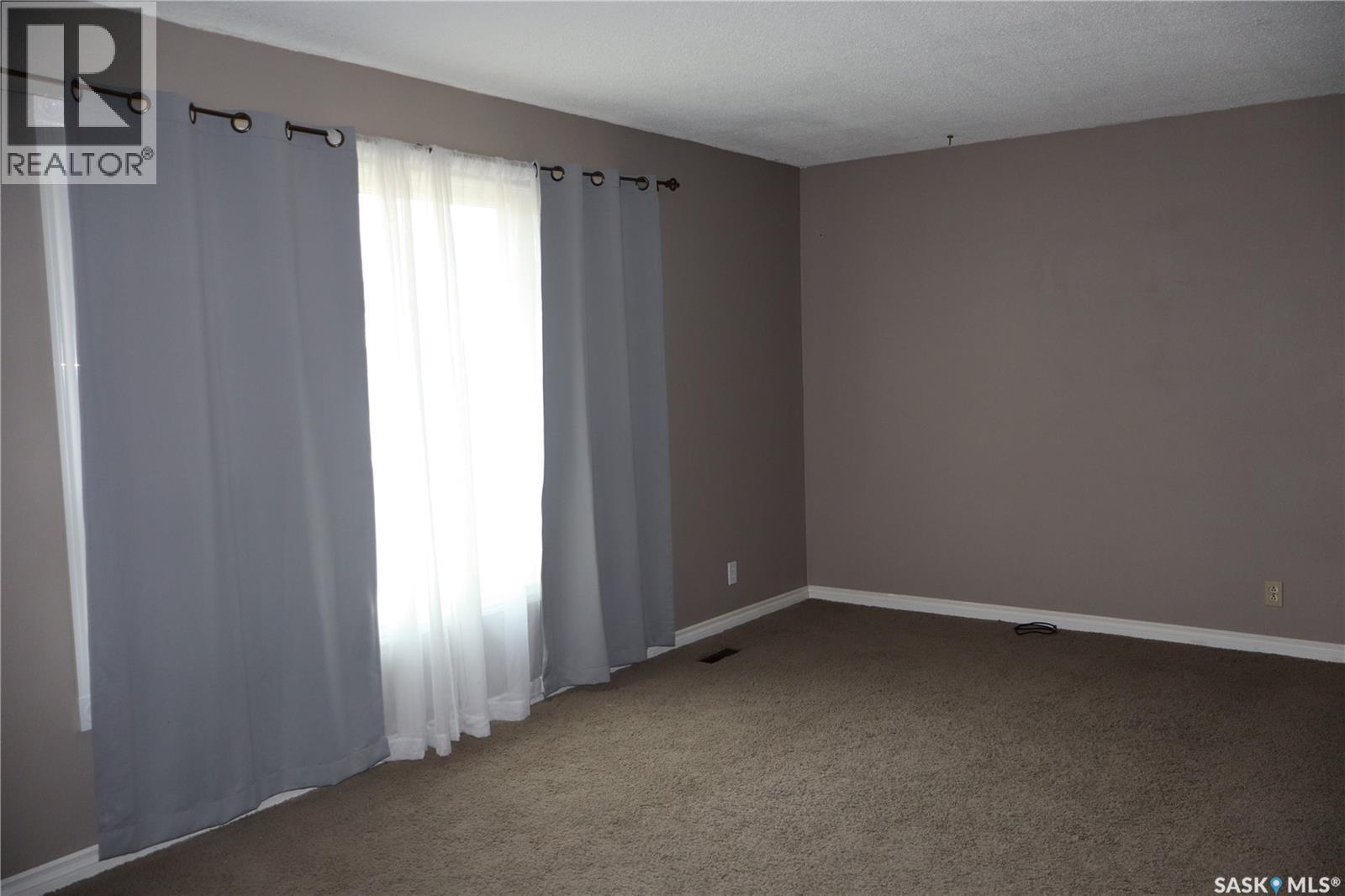 2 3Rd Street E, Willow Bunch, SK - Indoor Photo Showing Other Room