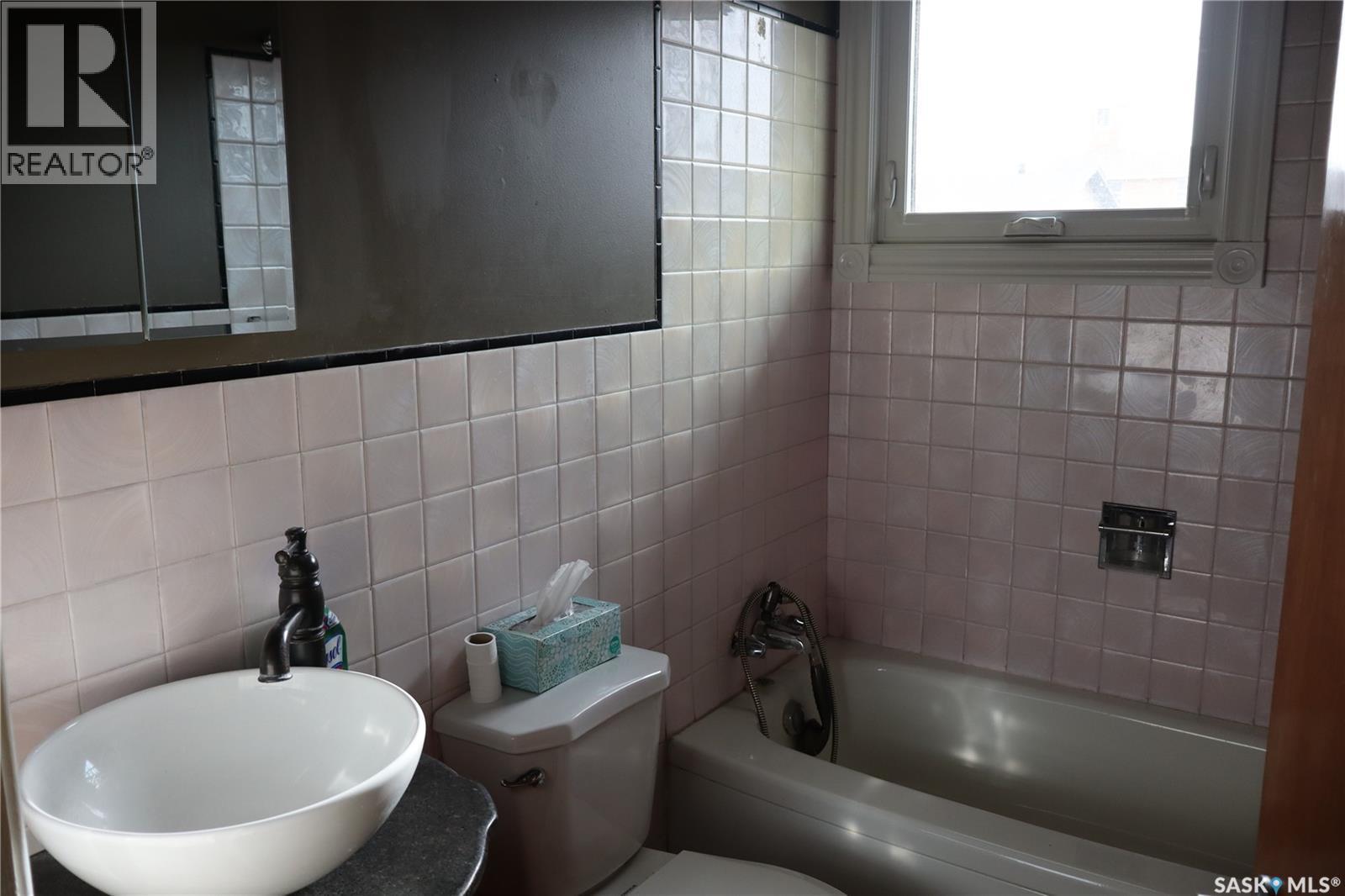 2 3Rd Street E, Willow Bunch, SK - Indoor Photo Showing Bathroom
