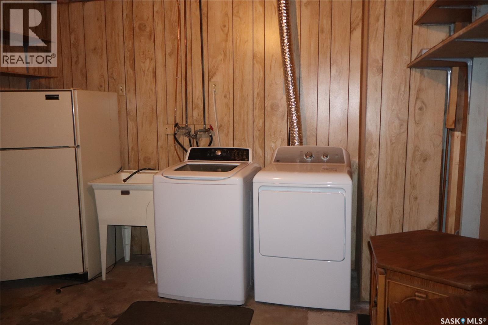 2 3Rd Street E, Willow Bunch, SK - Indoor Photo Showing Laundry Room