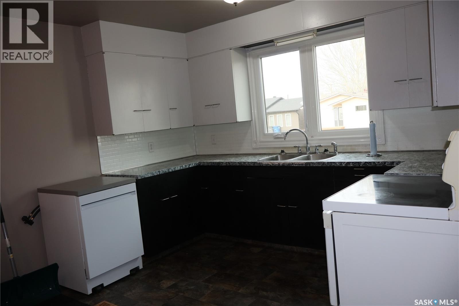 2 3Rd Street E, Willow Bunch, SK - Indoor Photo Showing Kitchen