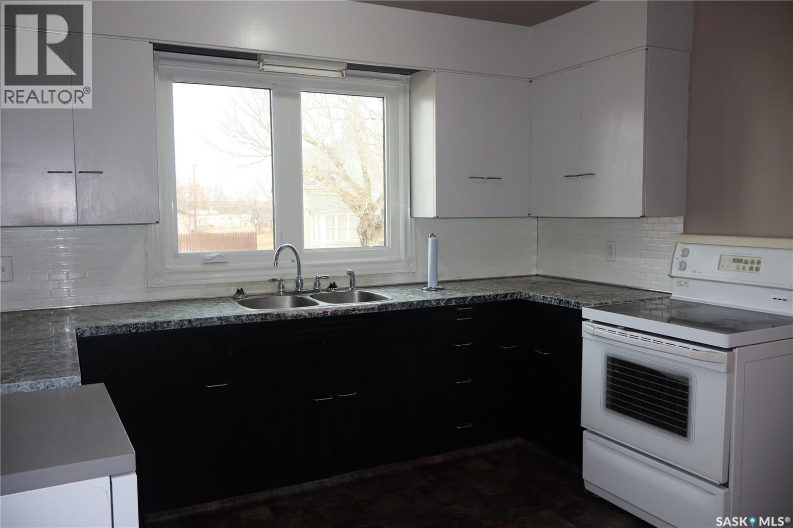 2 3Rd Street E, Willow Bunch, SK - Indoor Photo Showing Kitchen With Double Sink