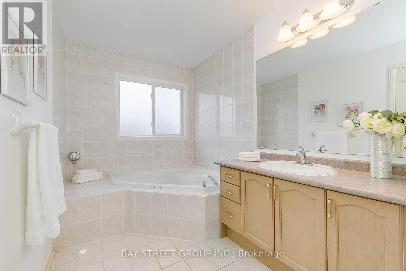 5166 Des Jardines Drive, Burlington, ON - Indoor Photo Showing Bathroom