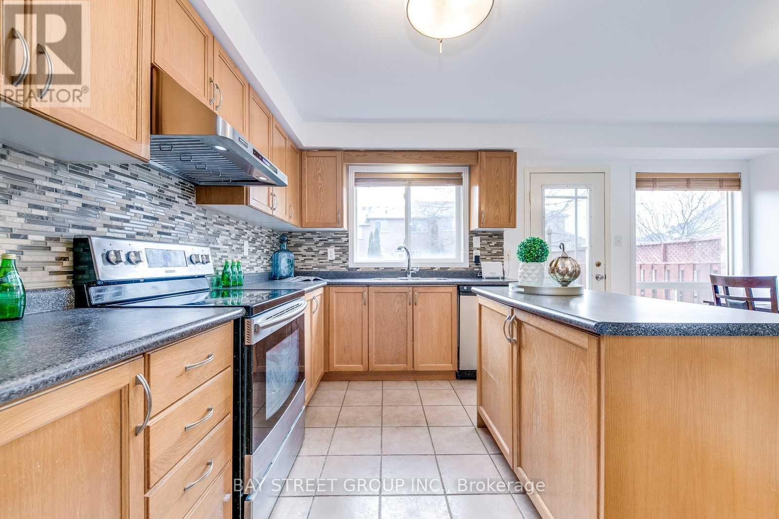 5166 Des Jardines Drive, Burlington, ON - Indoor Photo Showing Kitchen With Double Sink