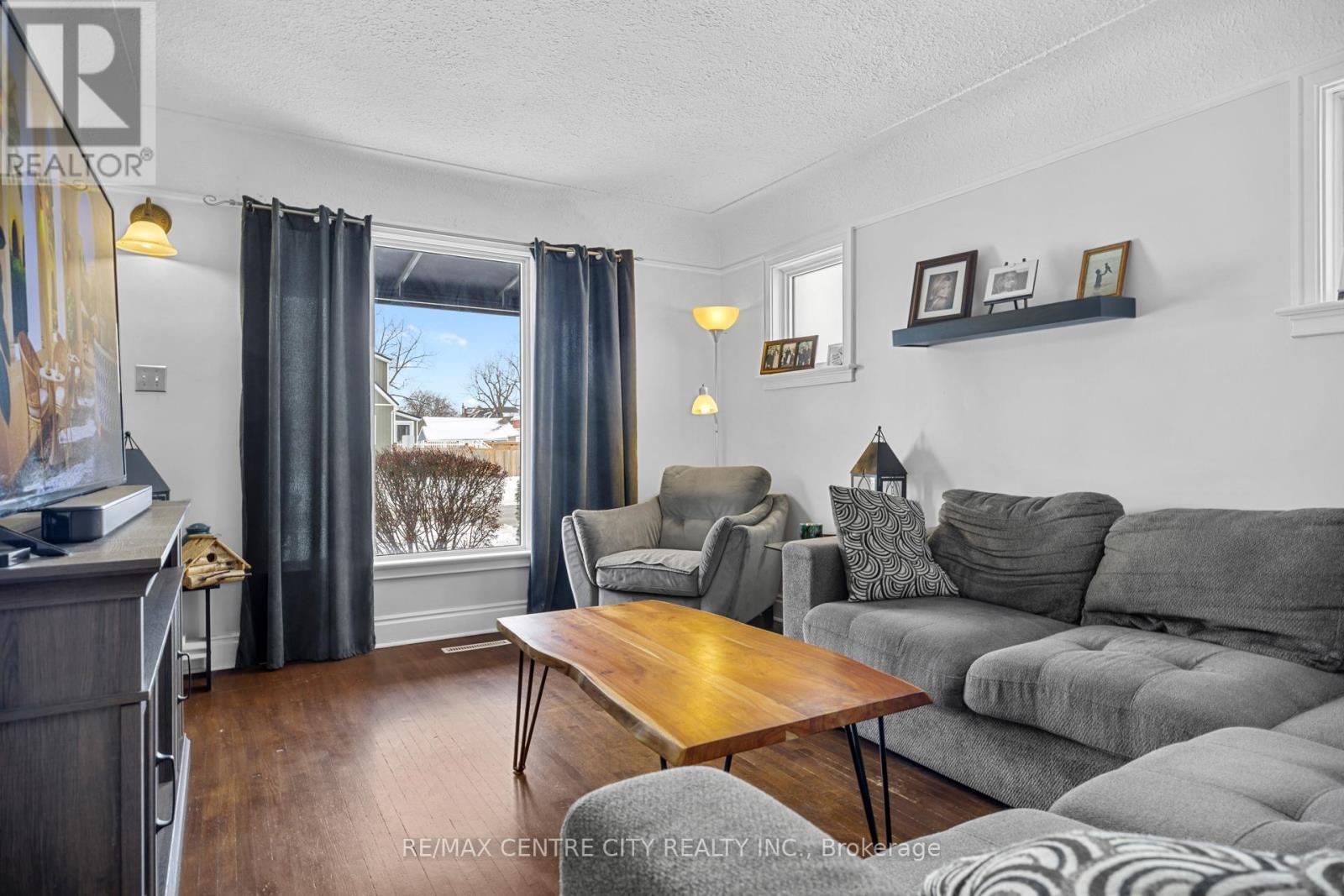 32 Third Avenue, St. Thomas, ON - Indoor Photo Showing Living Room