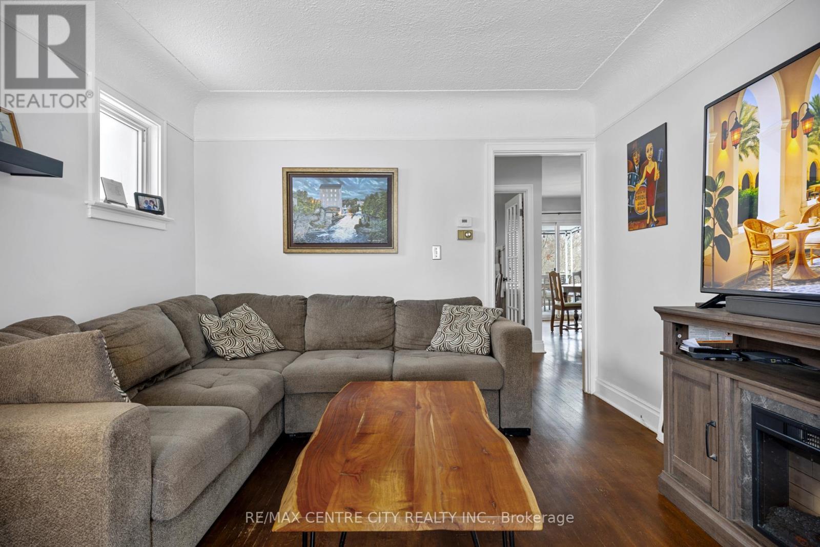 32 Third Avenue, St. Thomas, ON - Indoor Photo Showing Living Room