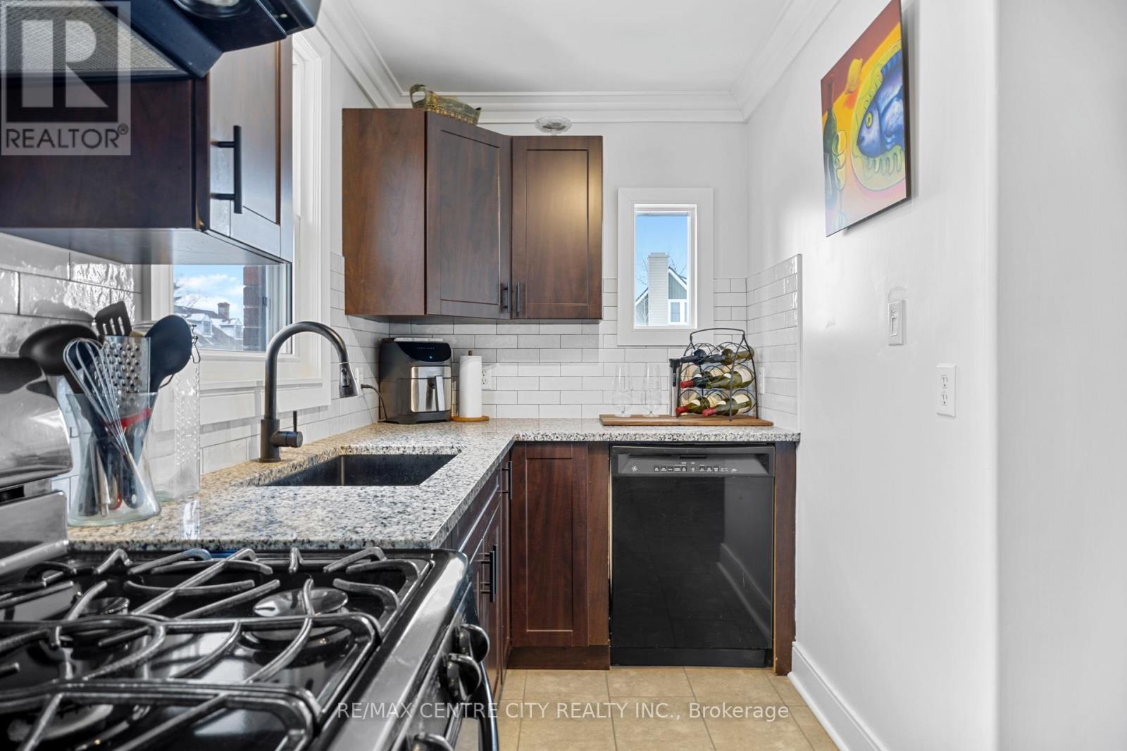 32 Third Avenue, St. Thomas, ON - Indoor Photo Showing Kitchen With Upgraded Kitchen