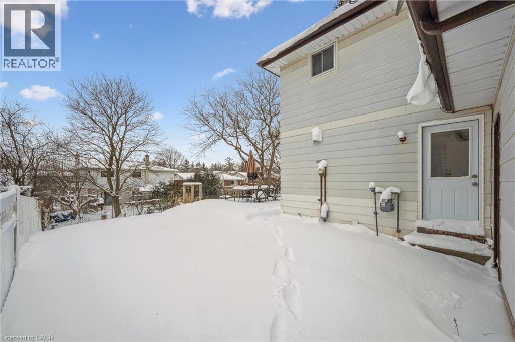 Yard covered in snow featuring a residential view - 21 Forest Glen Court, Kitchener, ON - Outdoor