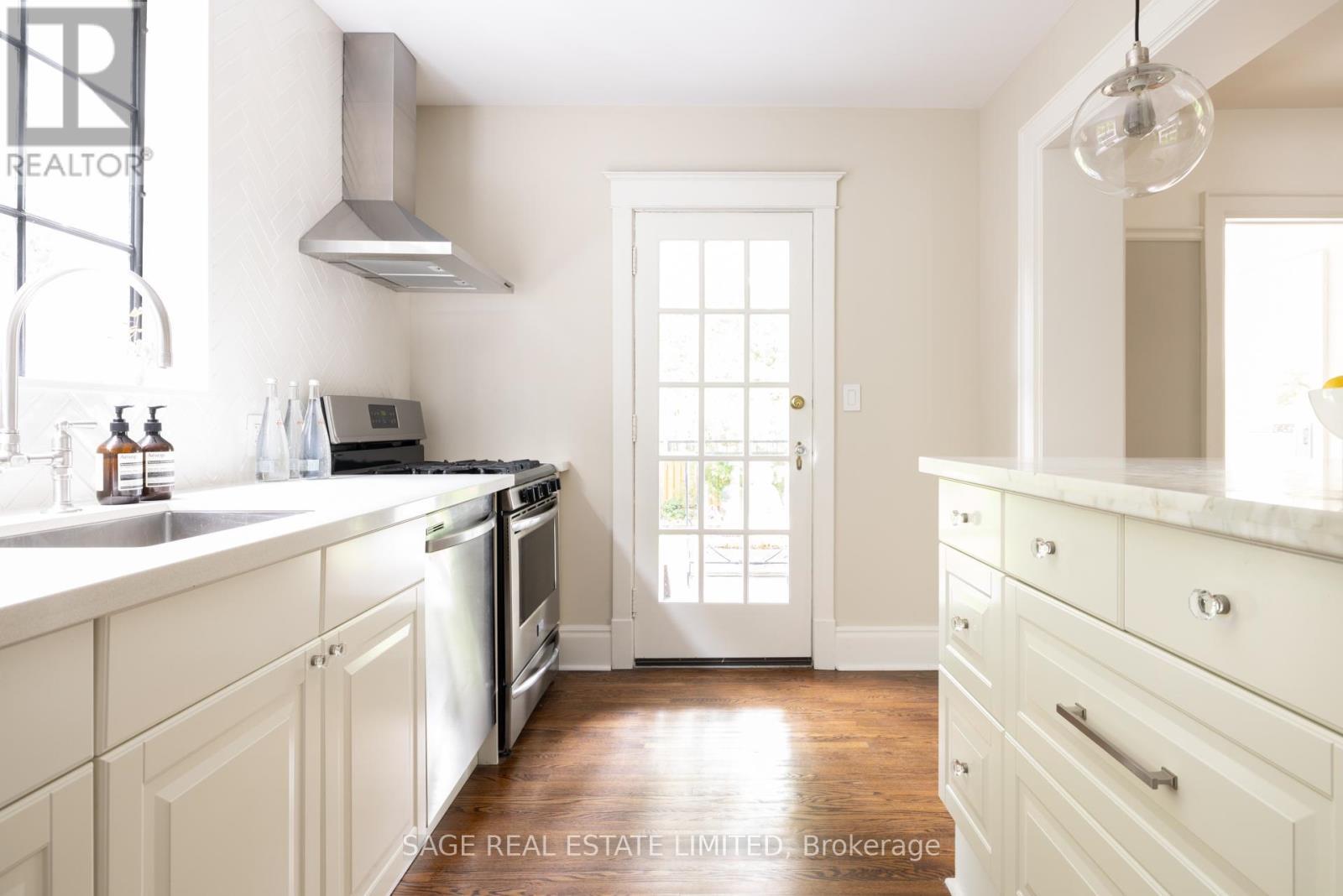 124 Cline Avenue N, Hamilton, ON - Indoor Photo Showing Kitchen With Upgraded Kitchen