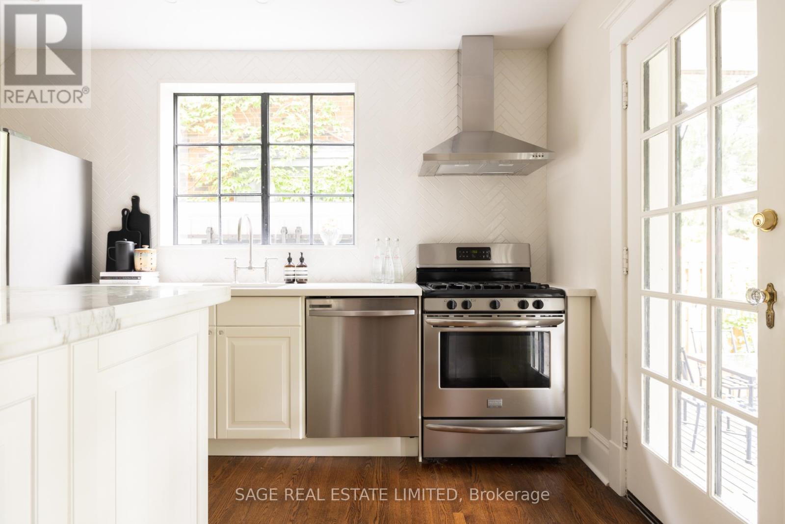 124 Cline Avenue N, Hamilton, ON - Indoor Photo Showing Kitchen