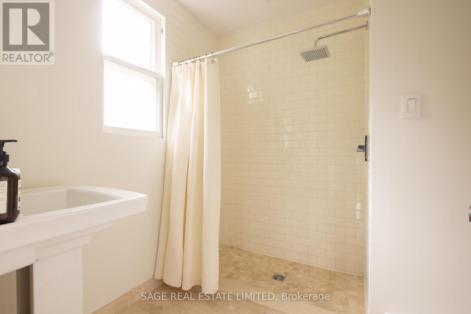 124 Cline Avenue N, Hamilton, ON - Indoor Photo Showing Bathroom