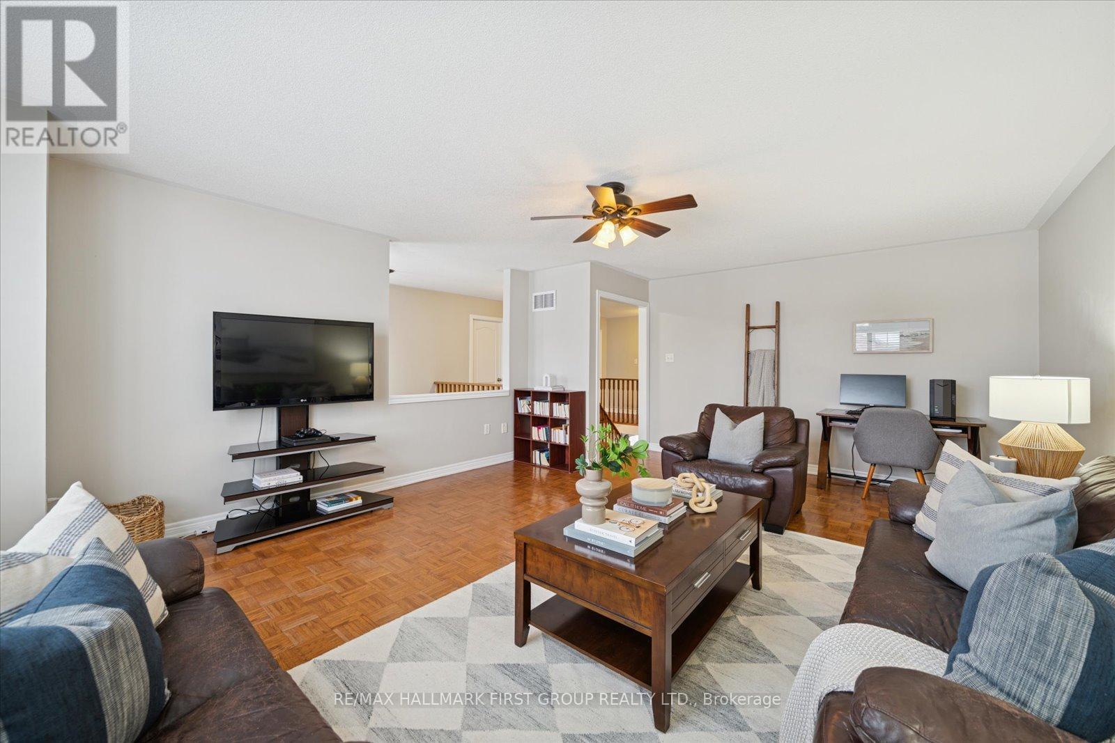 19 Elder Crescent, Whitby, ON - Indoor Photo Showing Living Room