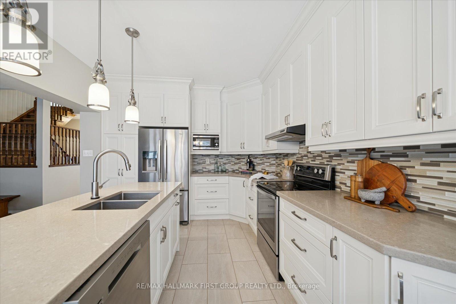 19 Elder Crescent, Whitby, ON - Indoor Photo Showing Kitchen With Double Sink With Upgraded Kitchen