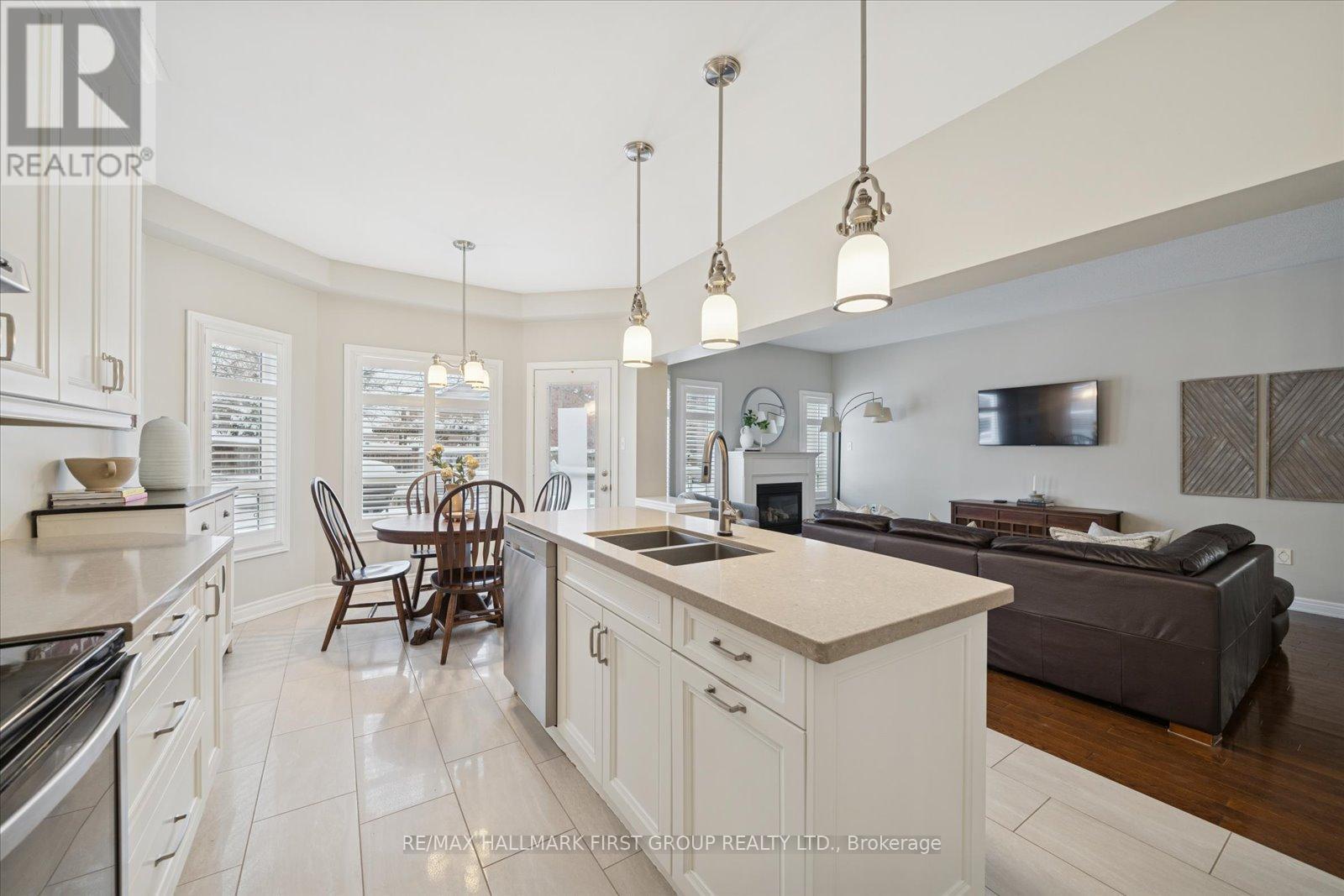 19 Elder Crescent, Whitby, ON - Indoor Photo Showing Kitchen With Double Sink With Upgraded Kitchen