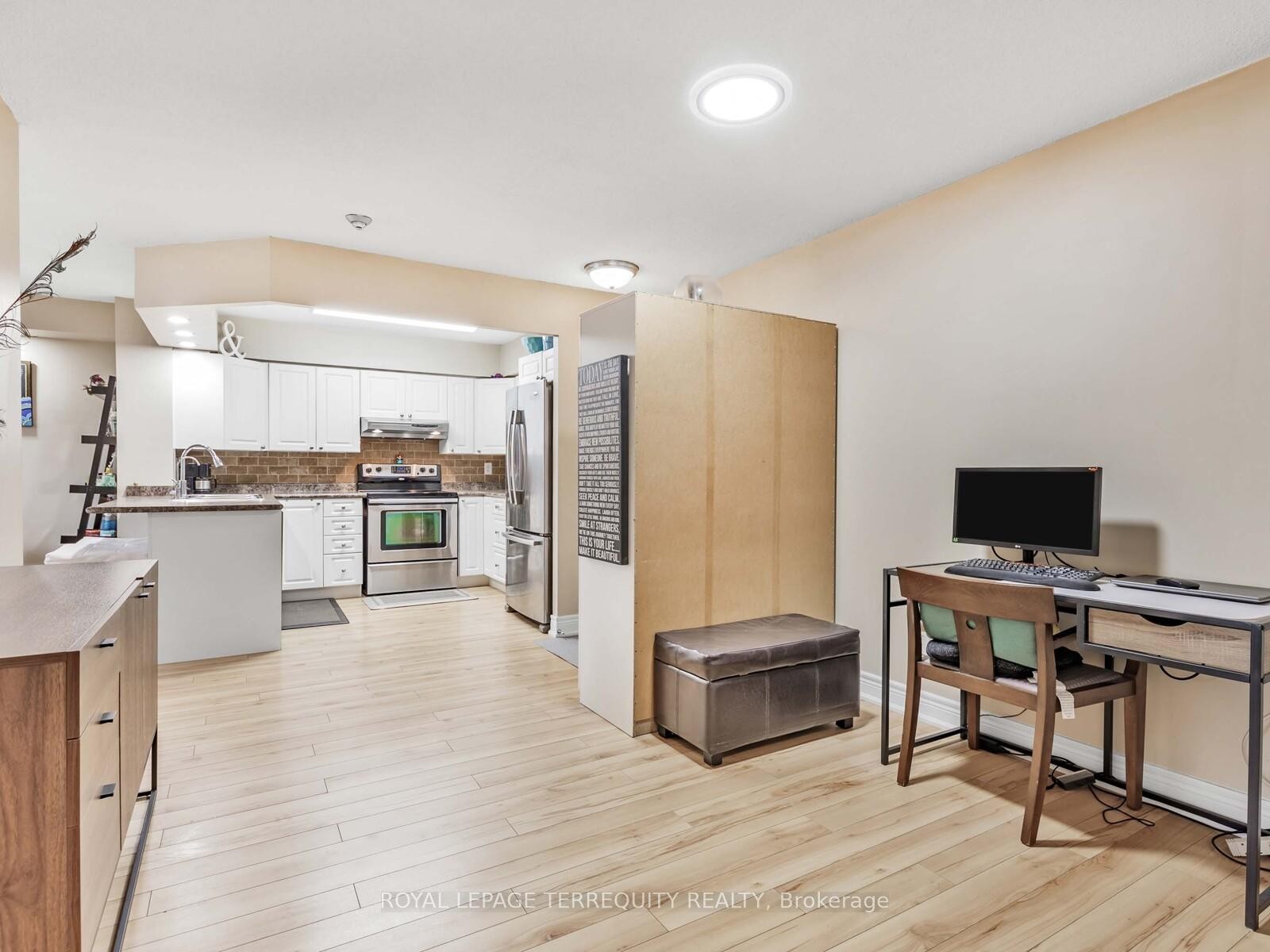 203-326 Major Mackenzie Drive E, Richmond Hill, ON - Indoor