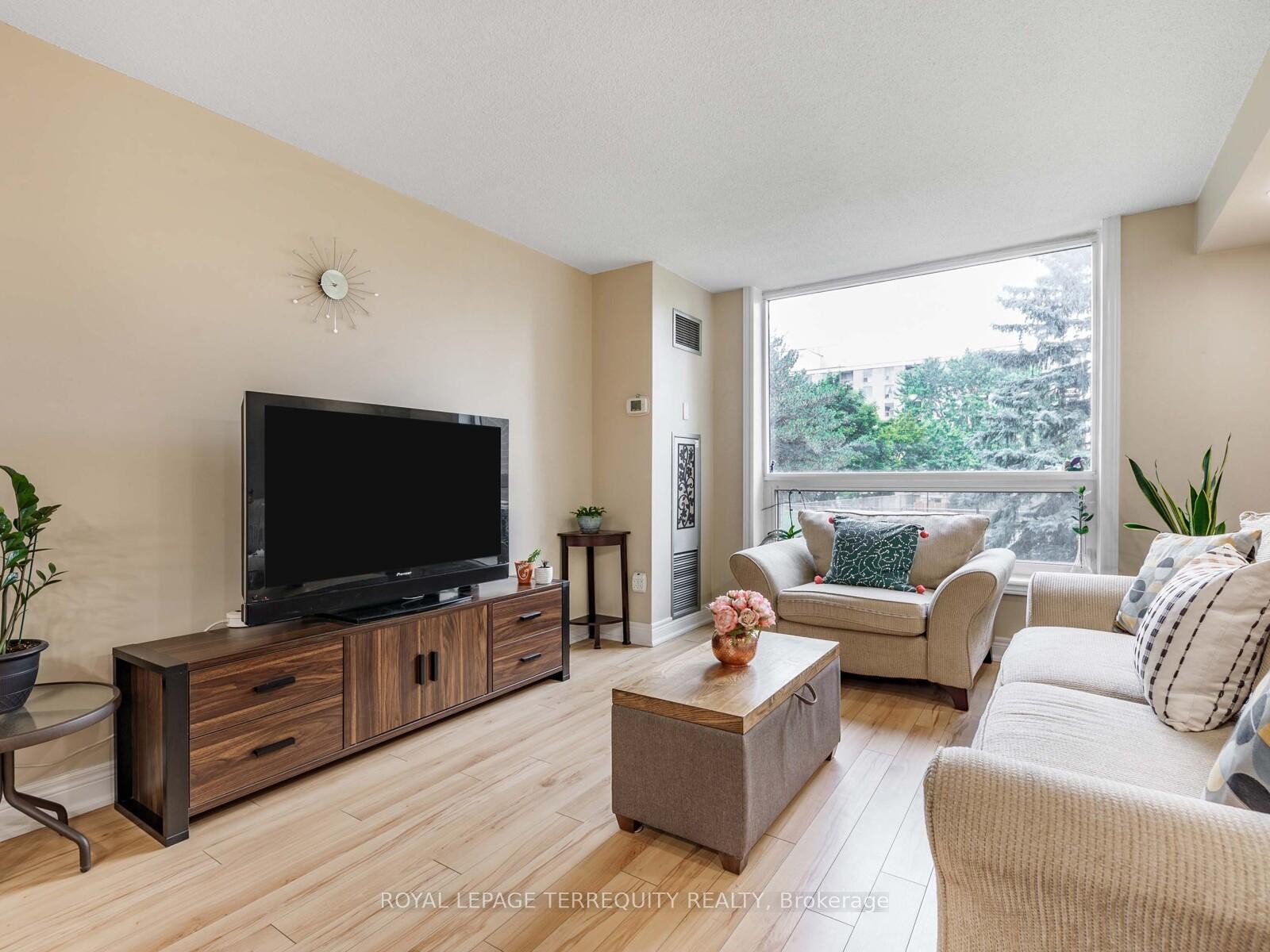 203-326 Major Mackenzie Drive E, Richmond Hill, ON - Indoor Photo Showing Living Room