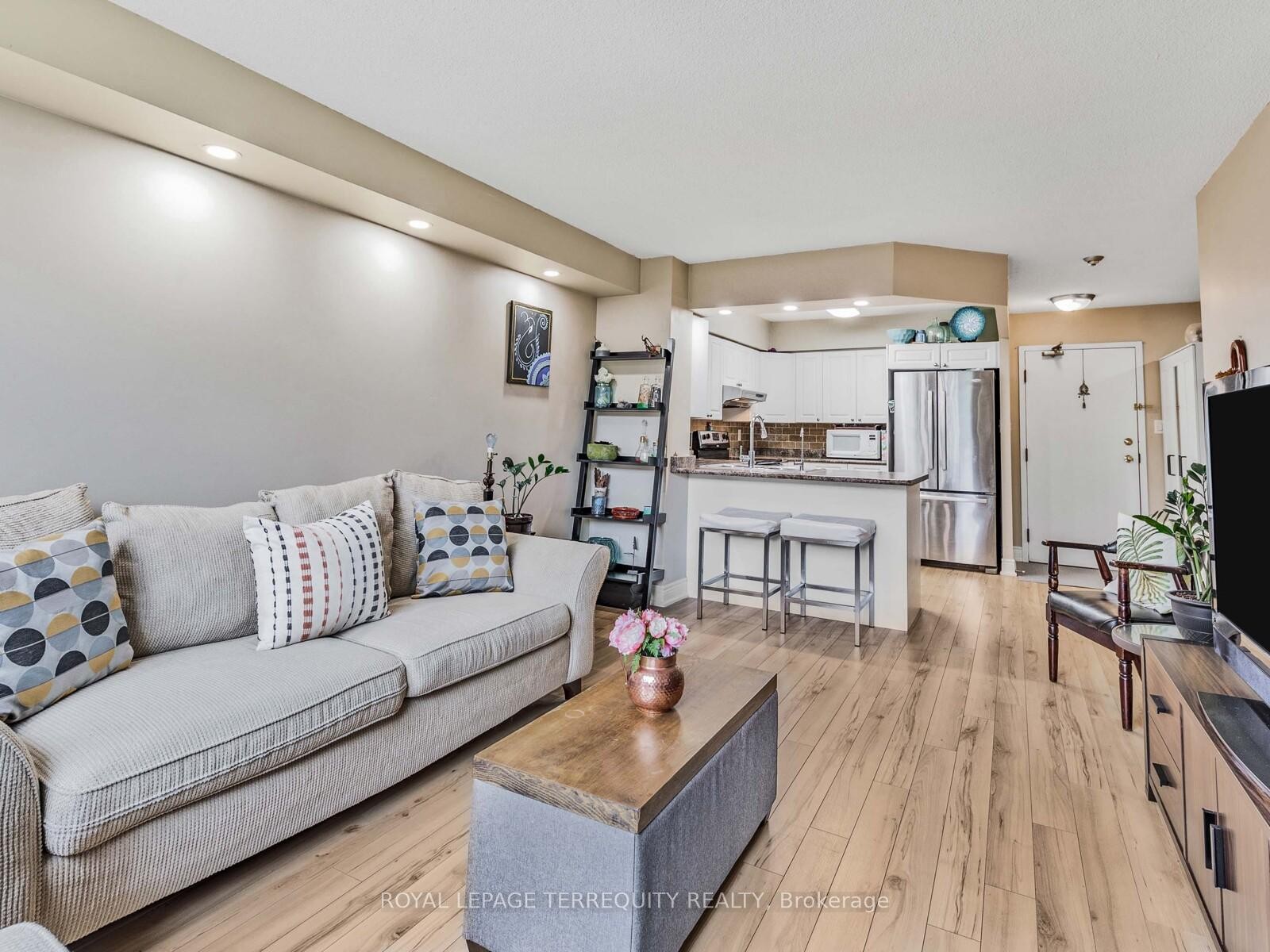 203-326 Major Mackenzie Drive E, Richmond Hill, ON - Indoor Photo Showing Living Room