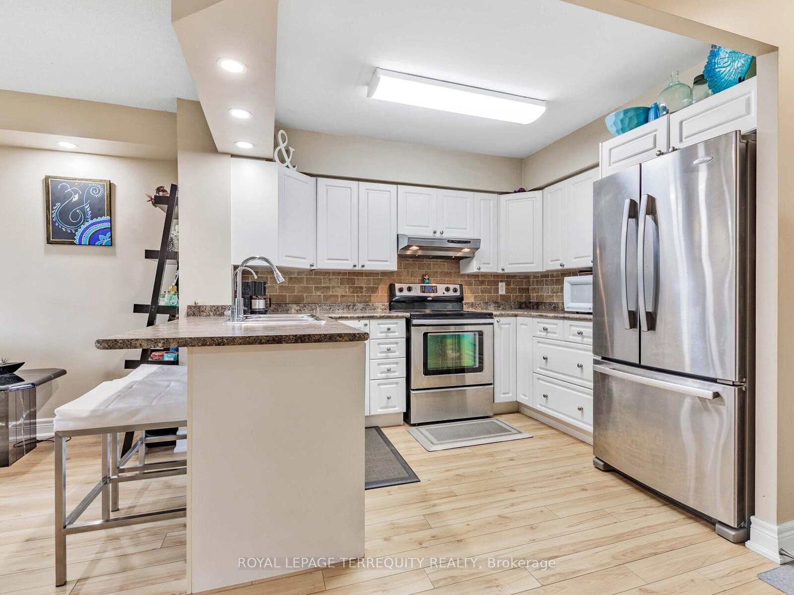 203-326 Major Mackenzie Drive E, Richmond Hill, ON - Indoor Photo Showing Kitchen
