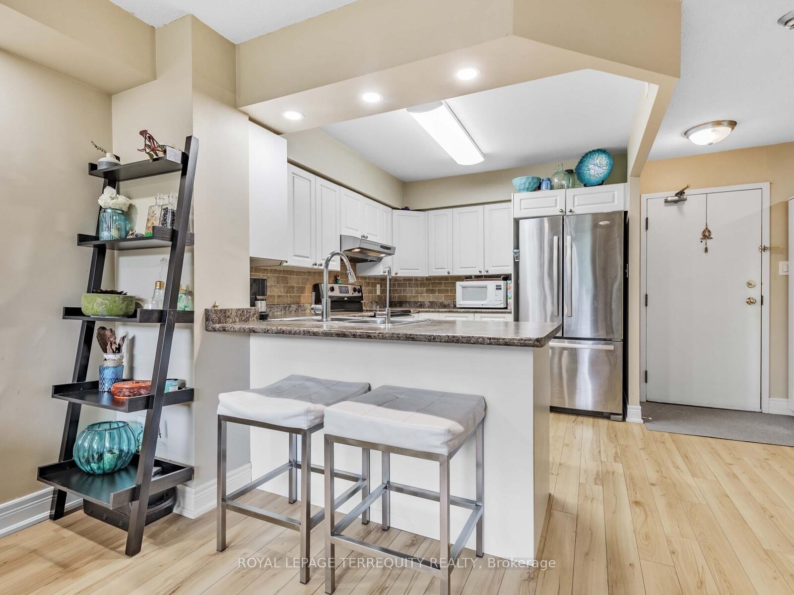 203-326 Major Mackenzie Drive E, Richmond Hill, ON - Indoor