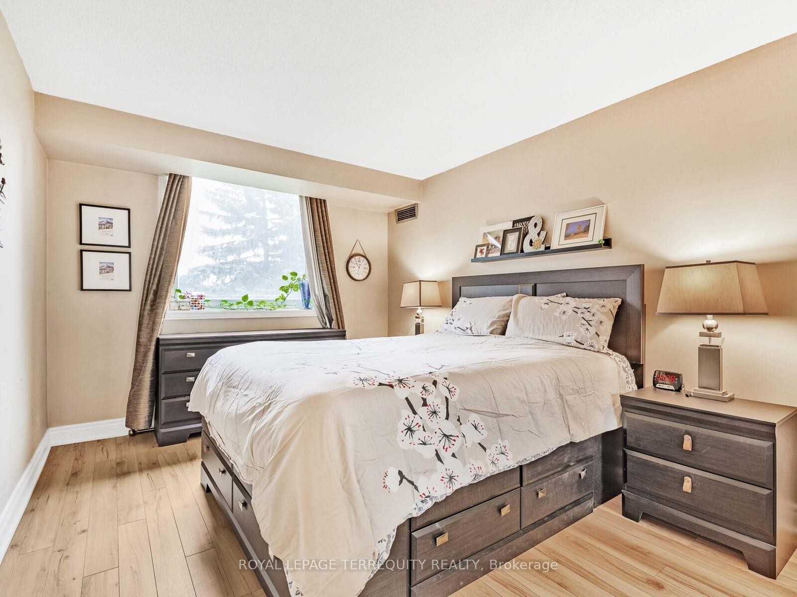 203-326 Major Mackenzie Drive E, Richmond Hill, ON - Indoor Photo Showing Bedroom