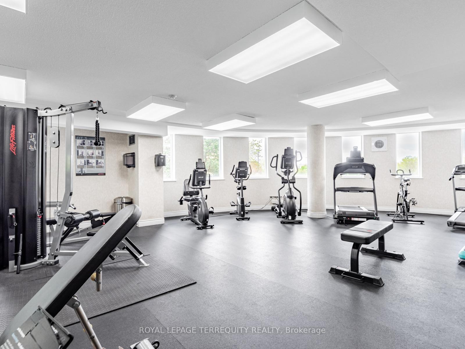 203-326 Major Mackenzie Drive E, Richmond Hill, ON - Indoor Photo Showing Gym Room