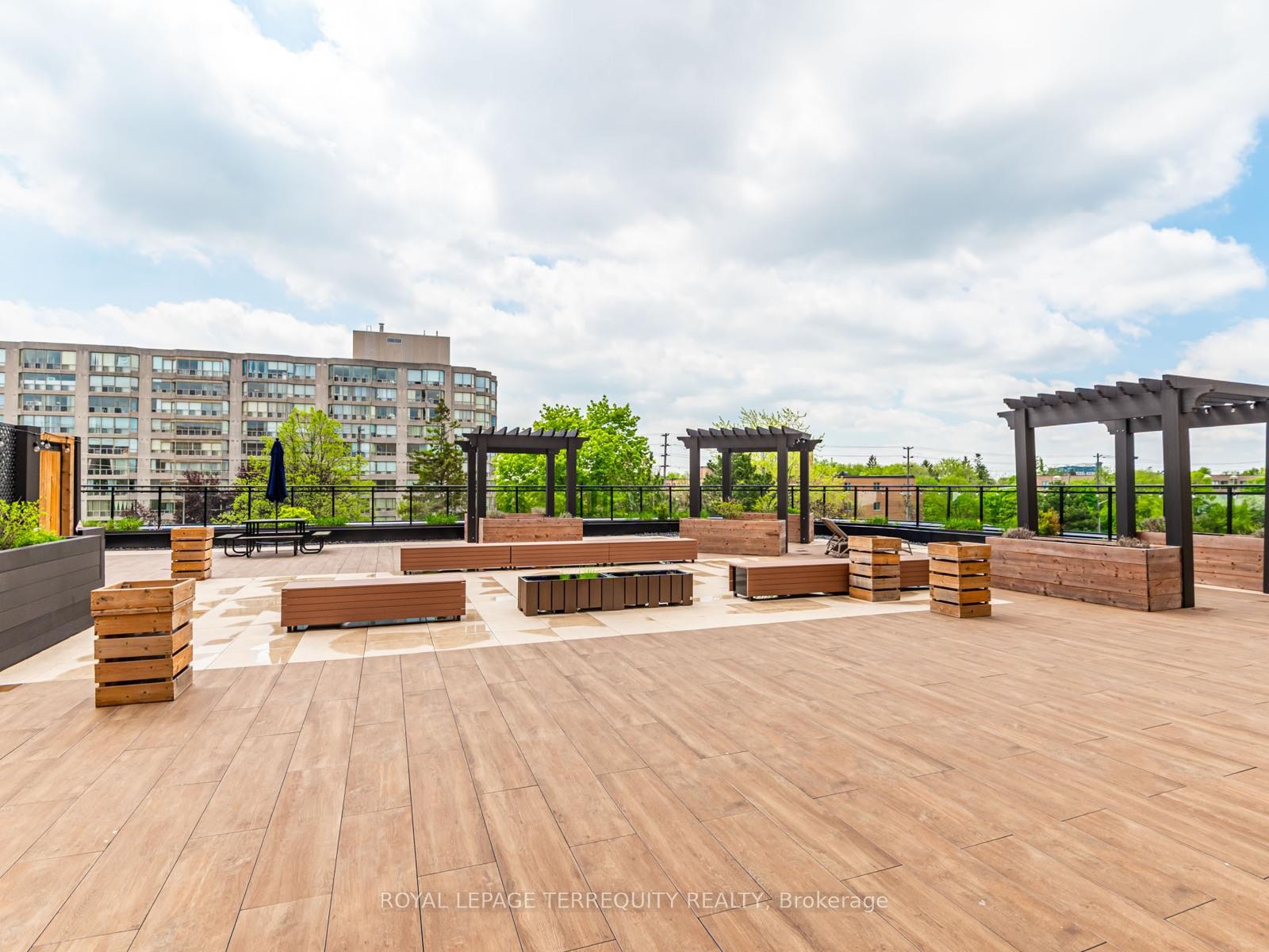 203-326 Major Mackenzie Drive E, Richmond Hill, ON - Outdoor