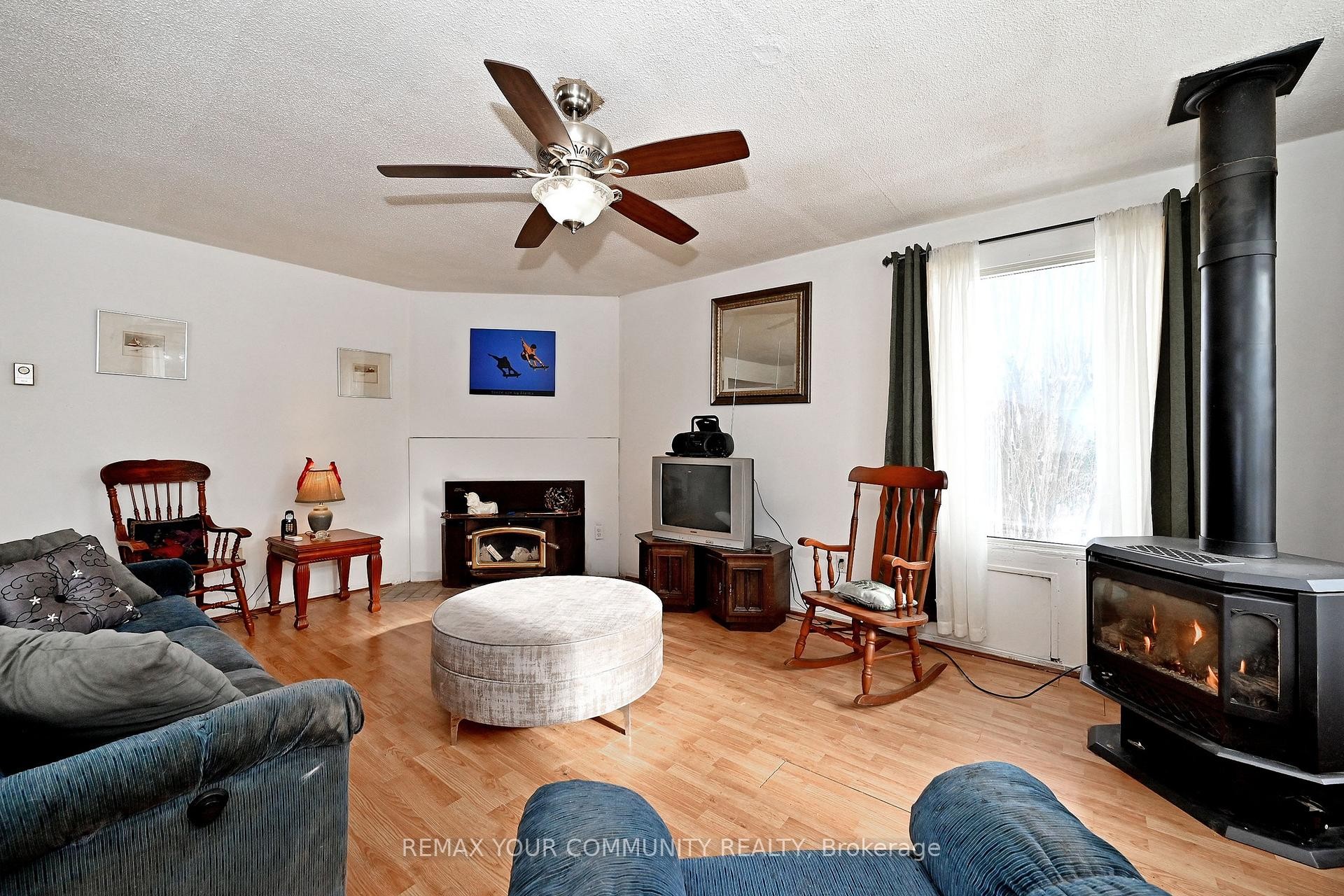704 Hastings Avenue, Innisfil, ON - Indoor Photo Showing Living Room With Fireplace