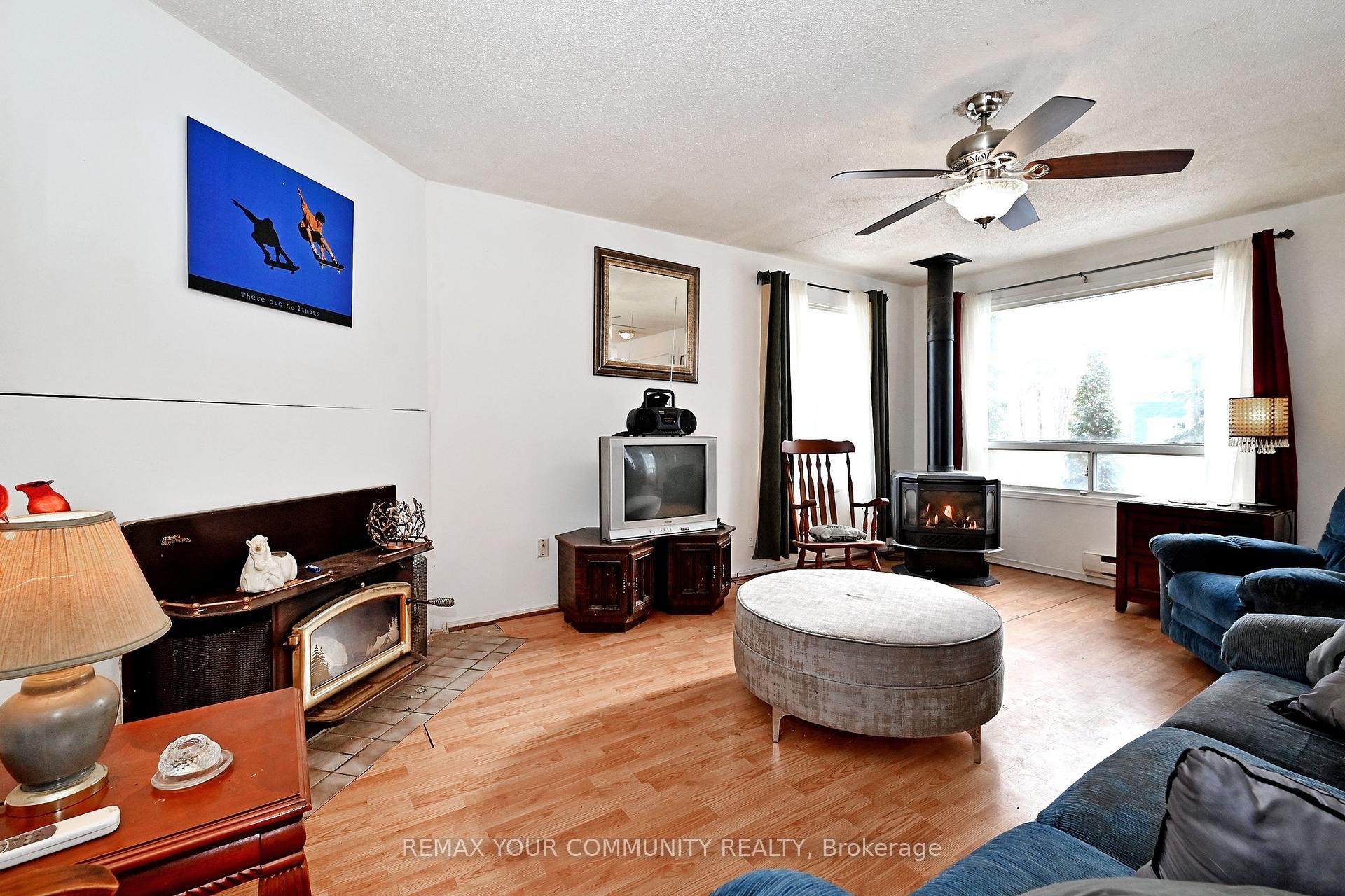 704 Hastings Avenue, Innisfil, ON - Indoor Photo Showing Living Room