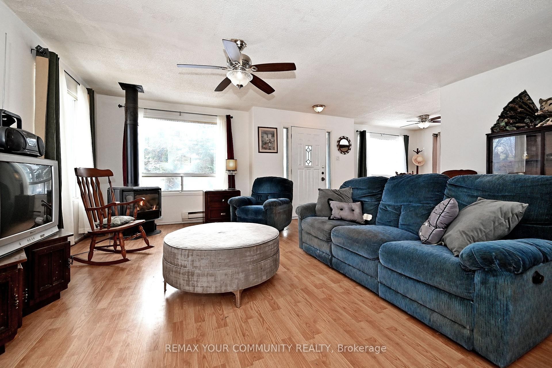 704 Hastings Avenue, Innisfil, ON - Indoor Photo Showing Living Room