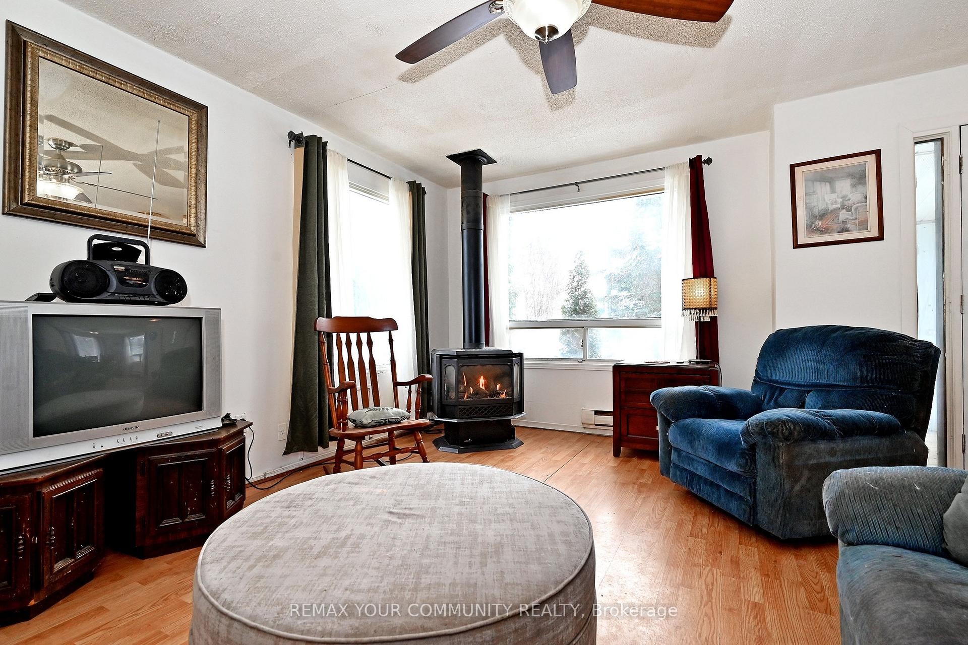 704 Hastings Avenue, Innisfil, ON - Indoor Photo Showing Living Room
