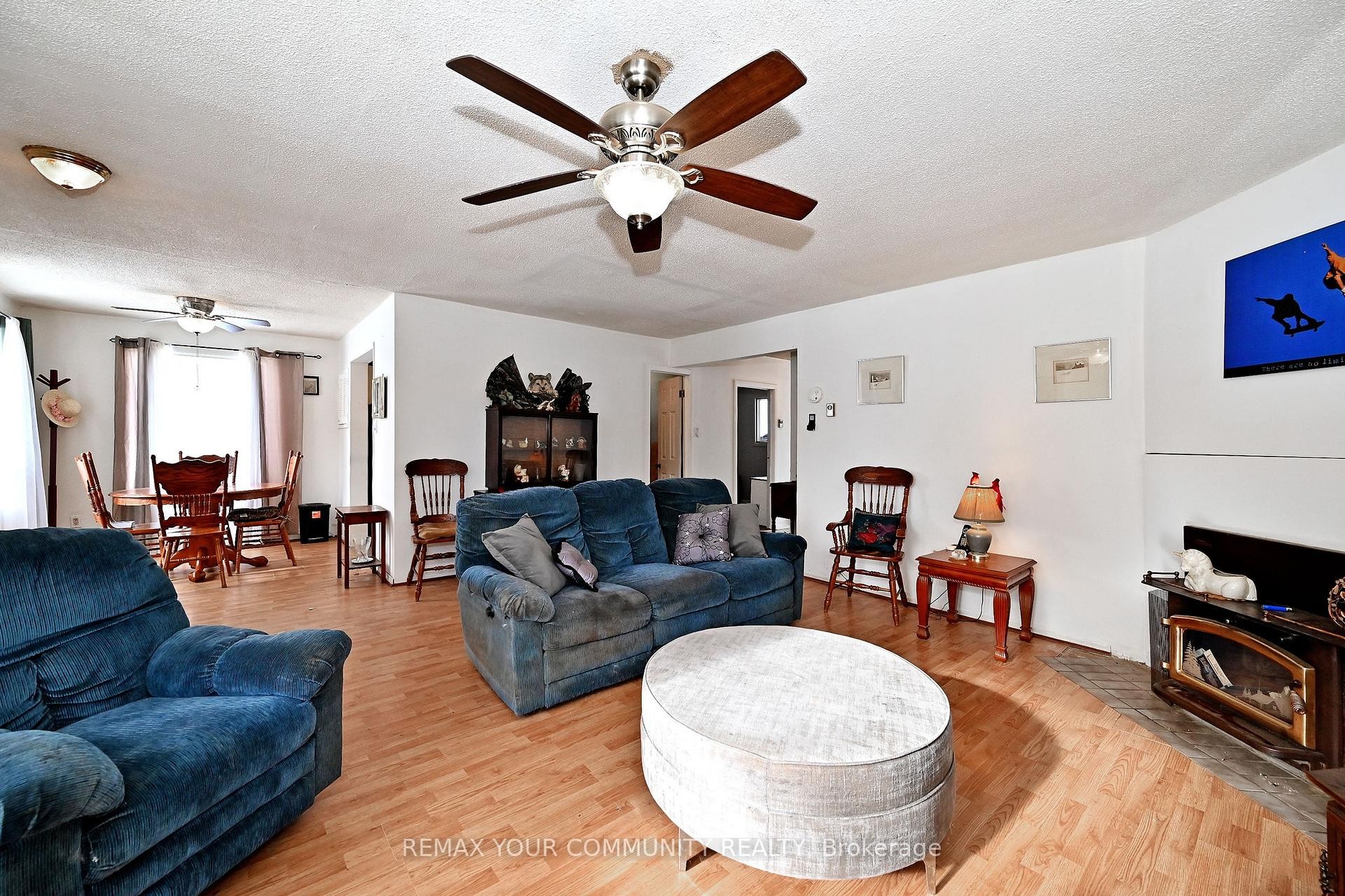 704 Hastings Avenue, Innisfil, ON - Indoor Photo Showing Living Room