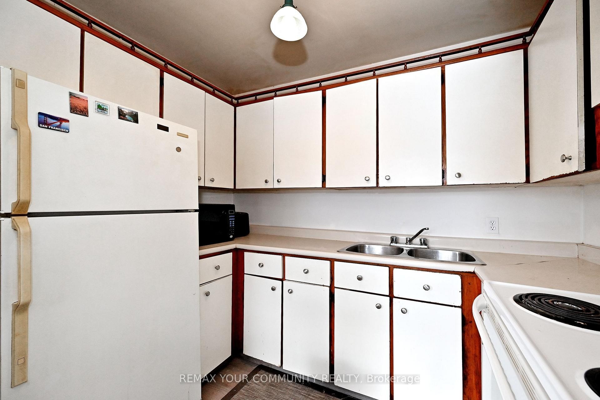 704 Hastings Avenue, Innisfil, ON - Indoor Photo Showing Kitchen With Double Sink