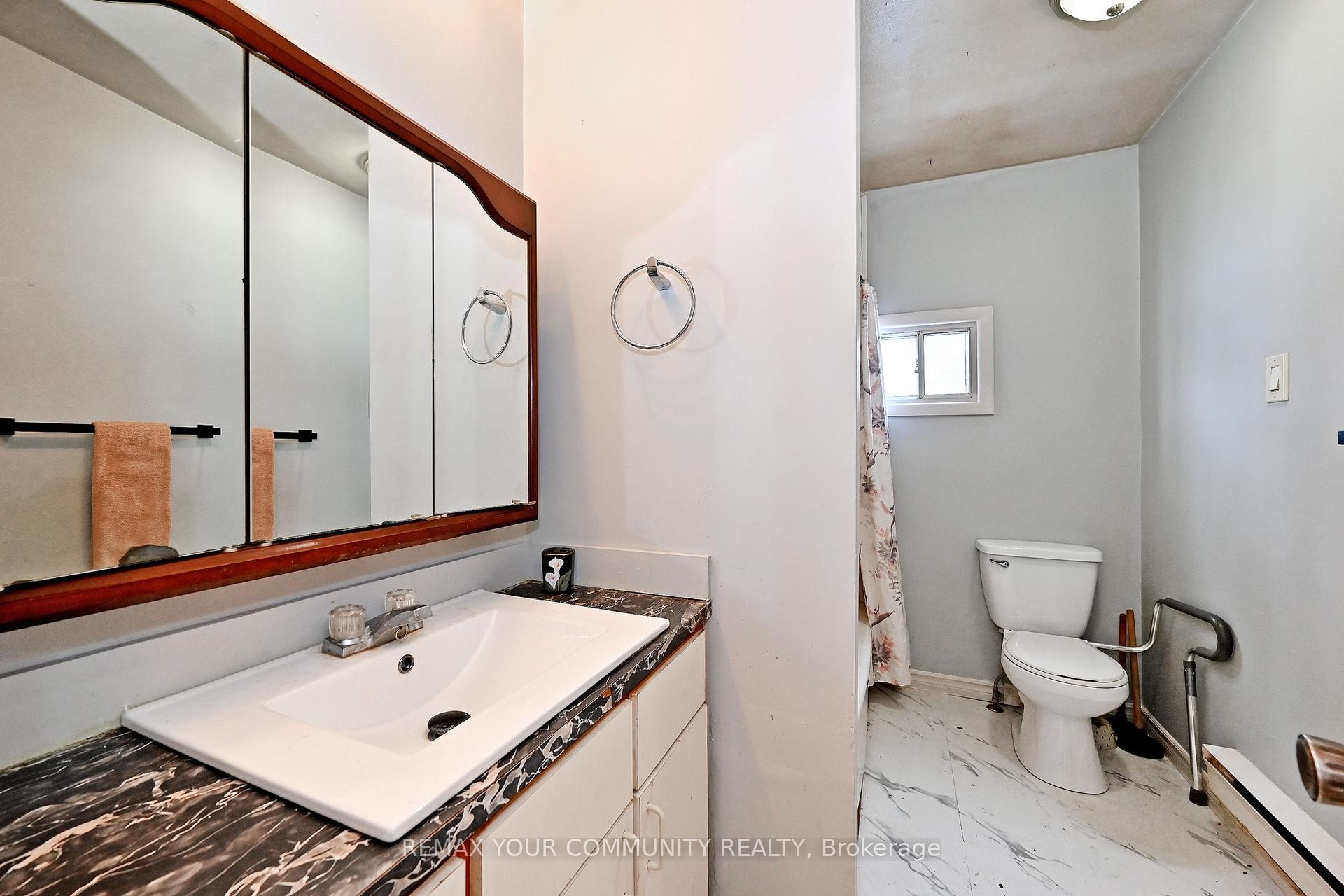 704 Hastings Avenue, Innisfil, ON - Indoor Photo Showing Bathroom