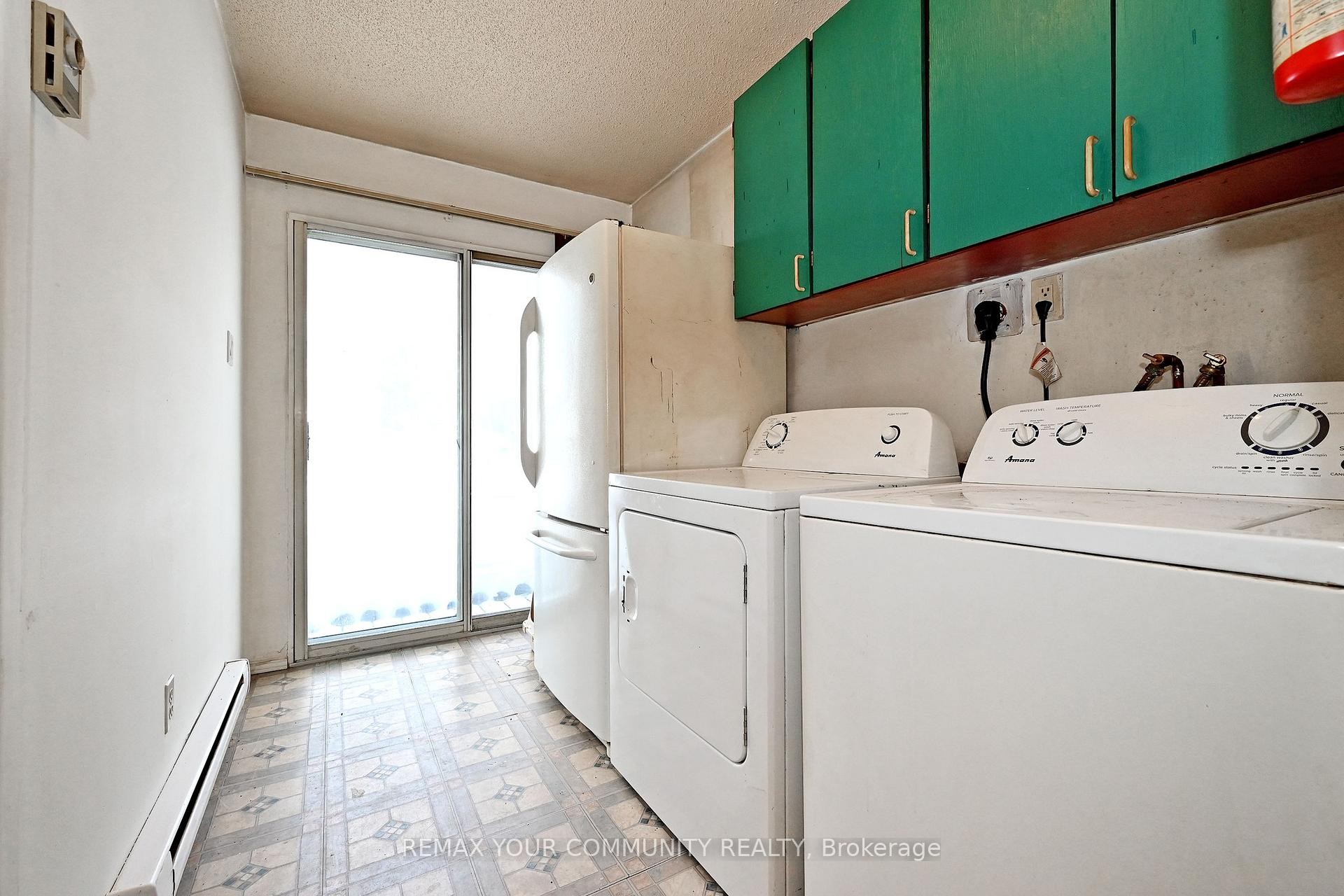704 Hastings Avenue, Innisfil, ON - Indoor Photo Showing Laundry Room