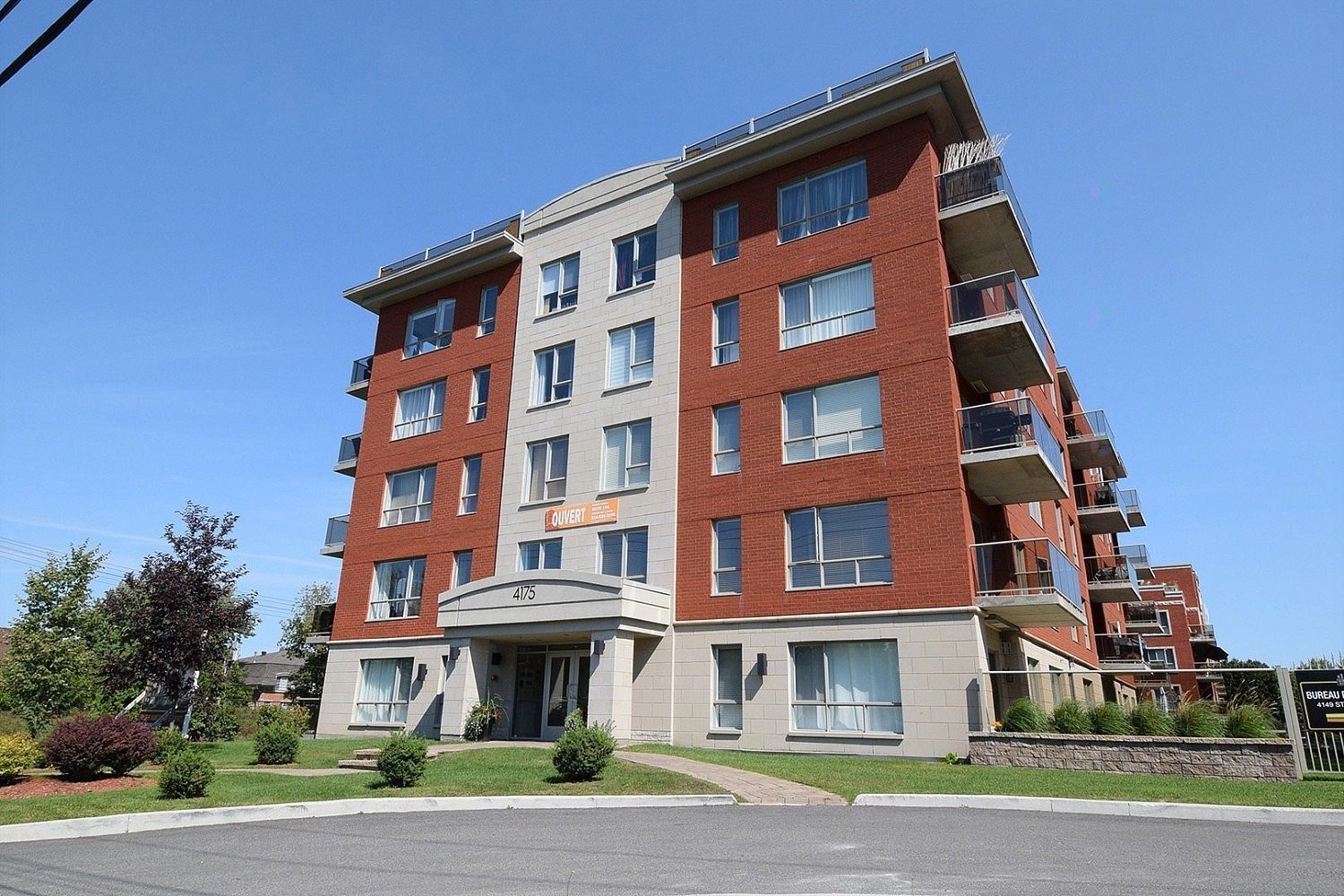 Front of Structure - 207-4125 Boul. St-Jean, Dollard-Des-Ormeaux, QC - Outdoor With Facade