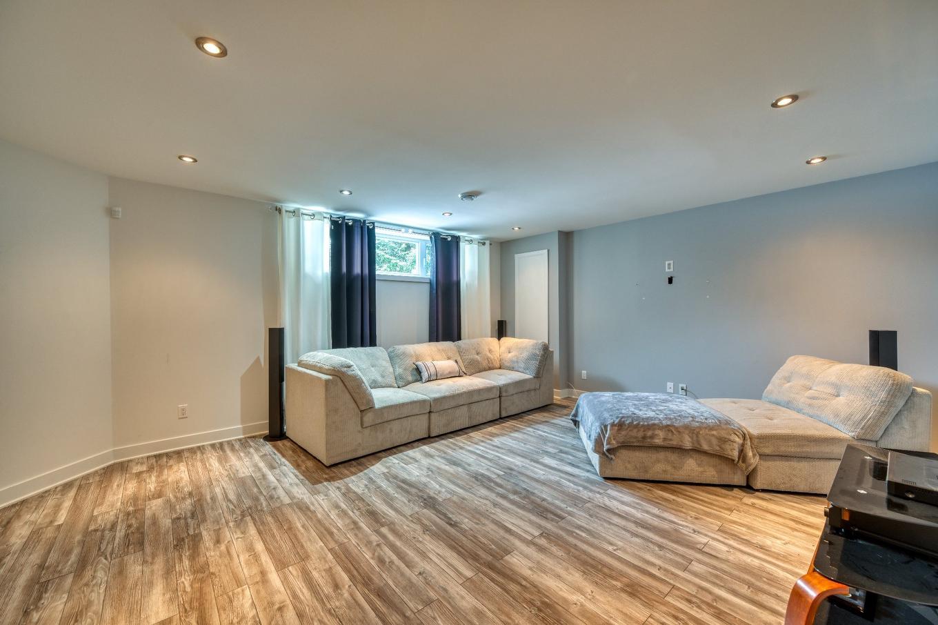 Salle familiale - 199 Rue Du Bonniebrook, Saint-Colomban, QC - Indoor